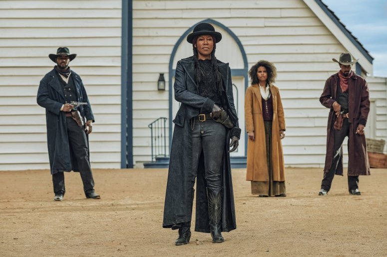  THE HARDER THEY FALL (L to R) J.T. HOLT as MARYíS GUARD, REGINA KING as TRUDY SMITH, ZAZIE BEETZ as MARY FIELDS, JUSTIN CLARKE as MARYíS GUARD in THE HARDER THEY FALL Cr. DAVID LEE/NETFLIX © 2021 